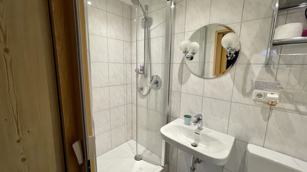 Badezimmer mit Dusche